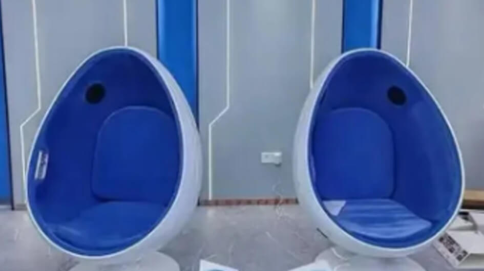 Interactive Rotating Egg Chair VR Entertainment System Futuristic Design Style Indoor Entertainment System for Theme Park One Stop Solution