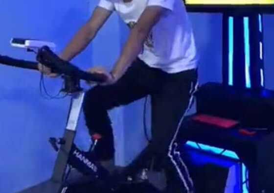1. Racing Challenge Mode: Players compete against AI opponents on futuristic tracks, with faster pedaling increasing speed and leaning into turns improving cornering for better lap times.