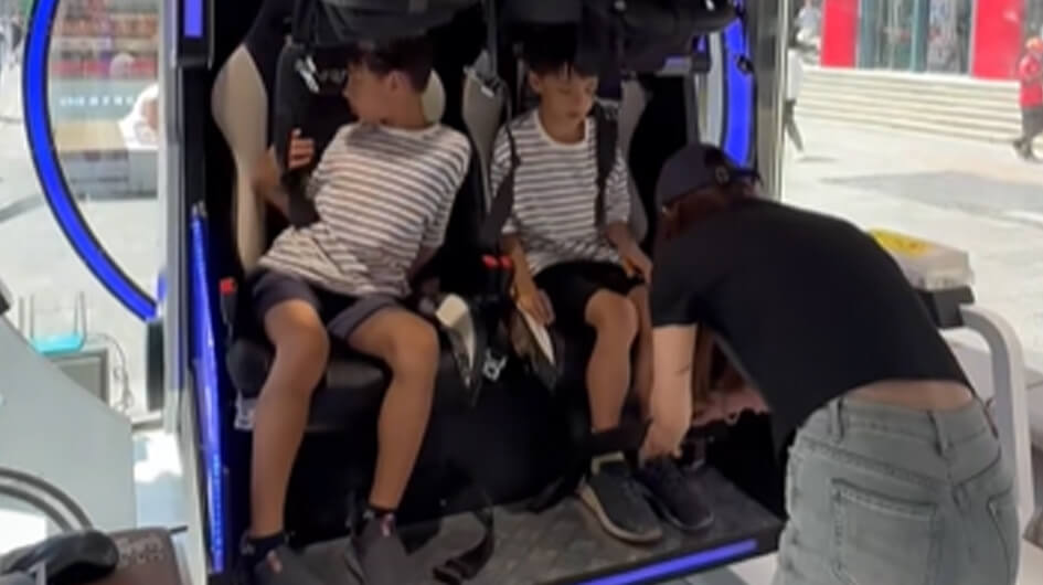 Immersive VR Two-Person 360-degree Rotation VR Machine Sensory Immersion Design True-to-Life Experience for Shopping Mall One Stop Solution
