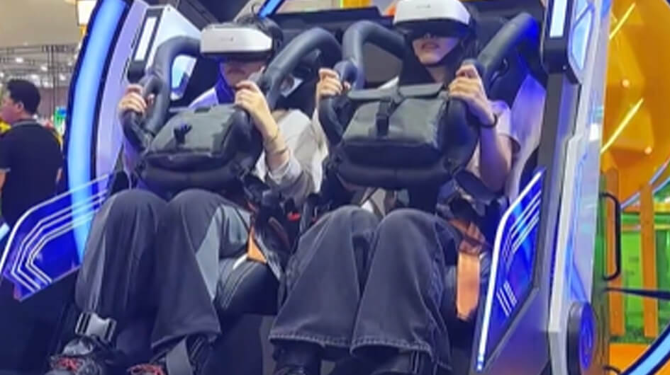 Immersive VR Two-Person 360-degree Rotation VR Machine Sensory Immersion Design True-to-Life Experience for Shopping Mall One Stop Solution