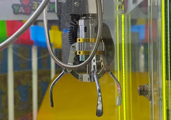 3. Press the Confirm Button to Grab: Press the Confirm Button, and the claw will automatically descend to grab the prize. Successfully grabbing the prize will earn you a reward.