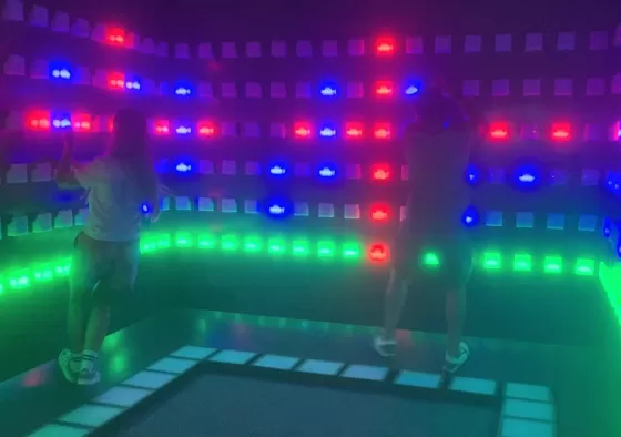 3. Green lights are safe and can be used to move along the wall. Red lights must be avoided. Blue lights are targets—tap them to earn points.