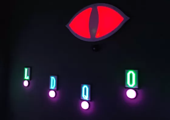 3. In the process of completing the task, the player relies on the middle pillar to avoid the pursuit of any eye on the wall and avoid being discovered by this red eye, otherwise the life value will be deducted.