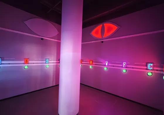 4. After the singing starts, all players in the team must hide behind the pillar until the singing stops, the wall lights light up again and display the numbers.