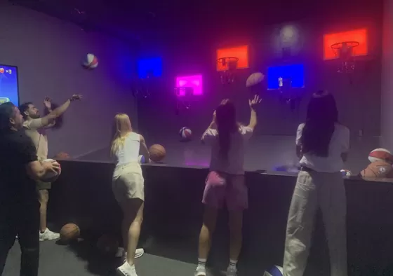 3. When the lights start flashing randomly, shoot the basketballs in the same sequence you just memorized.