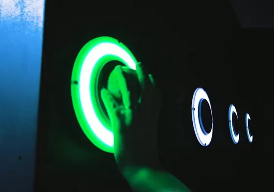 4. Points are awarded for balls successfully thrown into the correct holes; incorrect or missed shots may result in point deductions depending on the level.