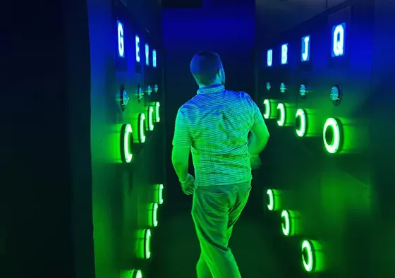 3. Players must observe clues such as colors, letters, patterns, and countdown timers, then quickly identify and operate the correct target holes.