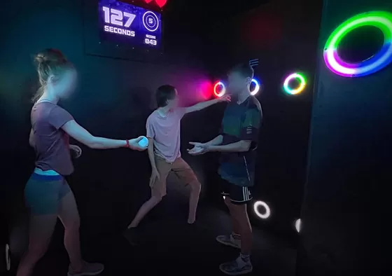 2. Once the game starts, the system continuously launches balls according to the selected mode.