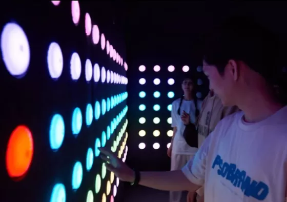 3. Press and turn off all the lights that need to be turned off within the time limit to pass the level. Pressing the wrong button will result in a 