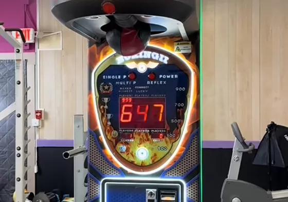 3. The score of punching will be displayed on the score boar, also the total scores of three punching. After 3 rounds, you can get tickets or cola according to your scores.