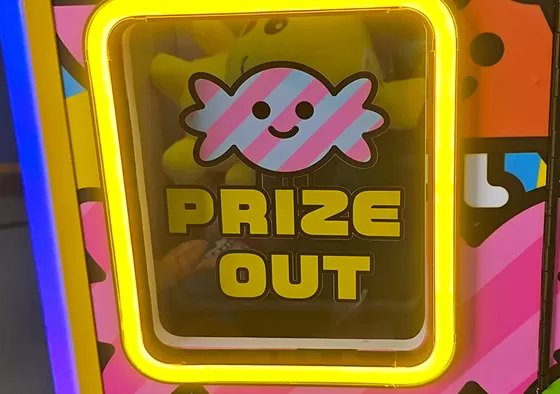 1. Insert Coins/Scan QR Code to Start: Insert game coins or scan the QR code to start the machine and begin operation.