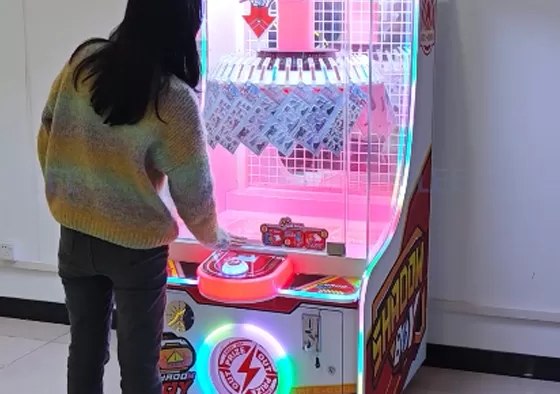 1. Insert Coin / Scan to Pay: Insert a coin or scan the QR code to start the game.