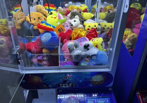 3. Press the button to catch the gift. If the gift is caught, take out the gift from the gift mouth.