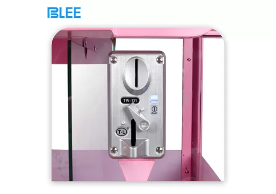 3. Reward acquisition Success: the prize falls to the access port + light and sound effects celebrate.