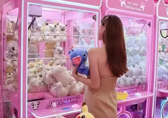 2. Control positioning: The joystick controls the three-dimensional movement of the claw + the confirmation key accurately drops.