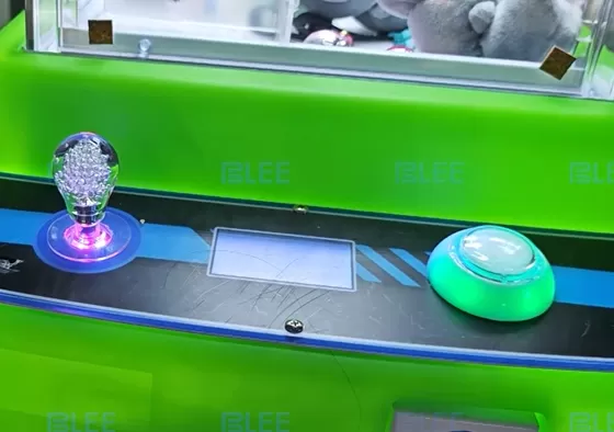 3. Press the button to catch the gift. If the gift is caught, take out the gift from the gift mouth.