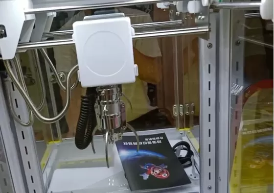 3. Press the button to catch the gift. If the gift is caught, take out the gift from the gift mouth.