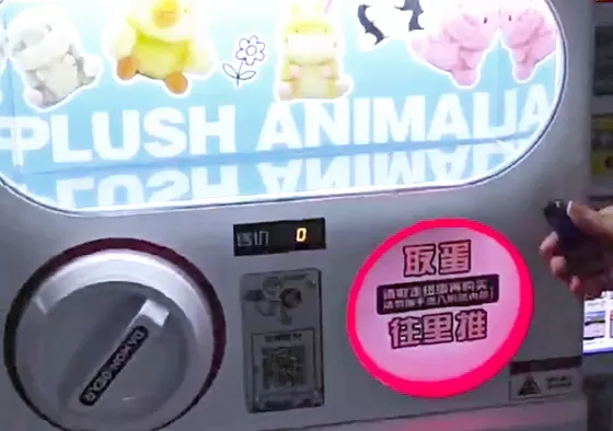 Step 2: Customers manually turn the knob to release a capsule from the machine.