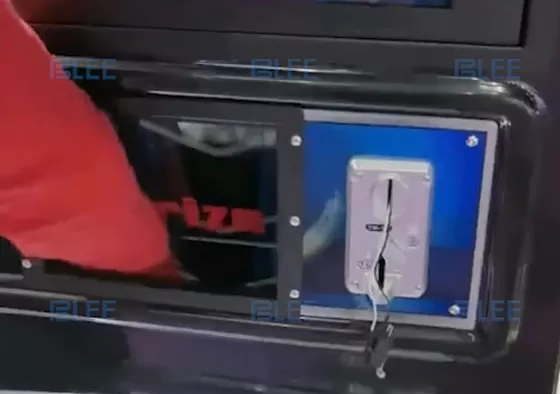 1. Start the Challenge: Insert a coin and select your preferred mode using the buttons above the display (fixed targets or random challenge). Stand in front of the machine and wait for the punching bag to descend.