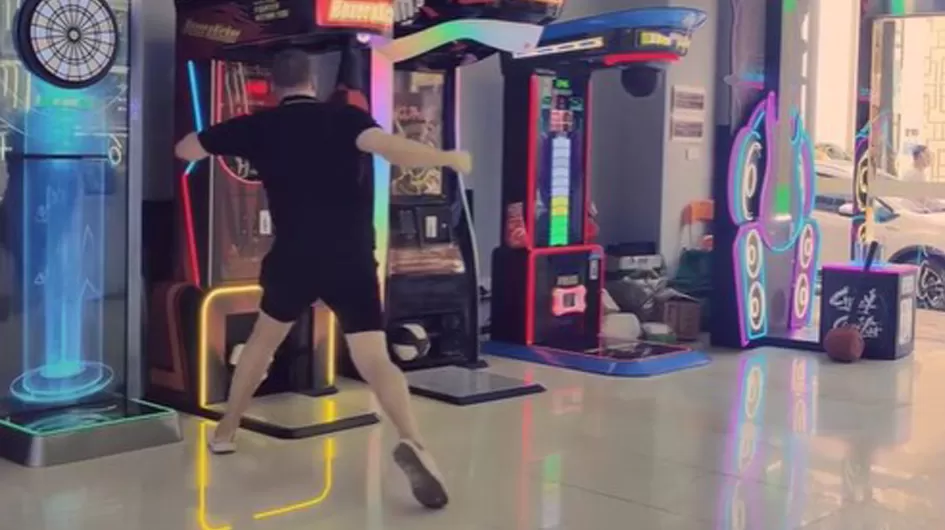 player punching boxing punch arcade machine