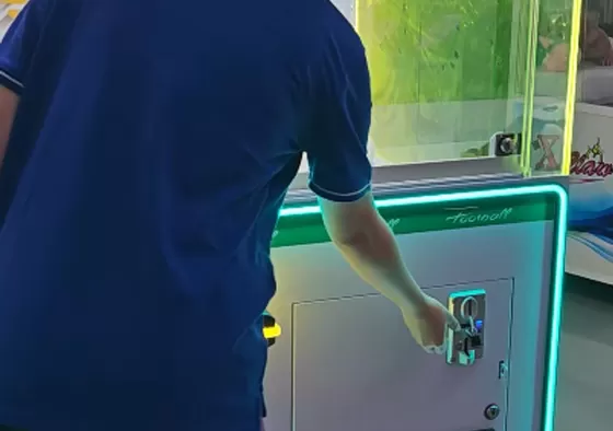 1. Insert Coins/Scan QR Code to Start: Insert game coins or scan the QR code to start the machine and begin operation.