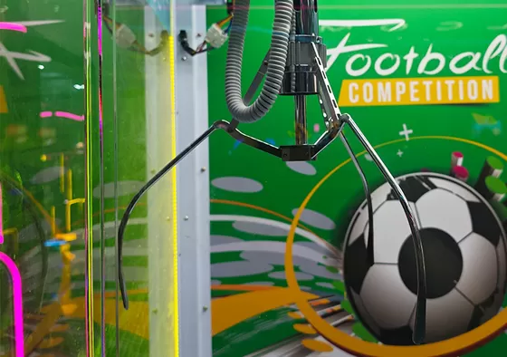 3. Press the Confirm Button to Grab: Press the Confirm Button, and the claw will automatically descend to grab the prize. Successfully grabbing the prize will earn you a reward.