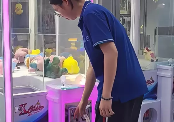 1. Insert Coins/Scan QR Code to Start: Insert game coins or scan the QR code to start the machine and begin operation.