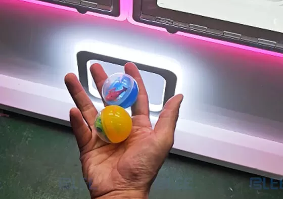 3. Open the Gashapon to Claim a Gift: Open the gashapon capsule to receive a random surprise gift.