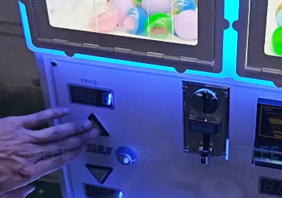 1. Coin/QR Code Payment: Insert coins or scan the QR code to unlock the gashapon machine.