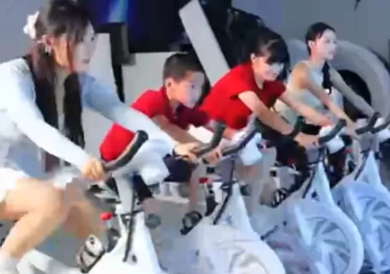 2. Marathon Mode: Players tackle a long-distance endurance course where maintaining consistent pace and managing energy output are key. Overtaking and drafting mechanics add strategic depth to the multi-lap challenge.