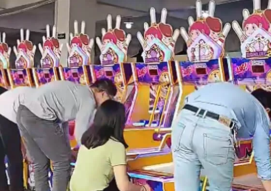 1. Competitive Duel Mode: Two players compete simultaneously within a set time or attempt limit, with the higher scorer receiving additional bonus tickets.