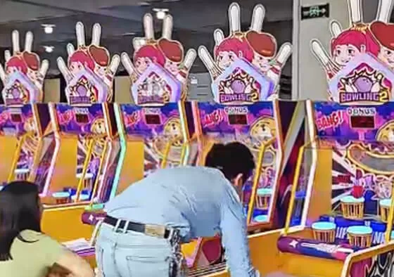 2. Strike and Spare Bonus Round: Achieve consecutive strikes or spares to unlock a special bonus round with higher-value virtual pins and increased ticket multipliers.