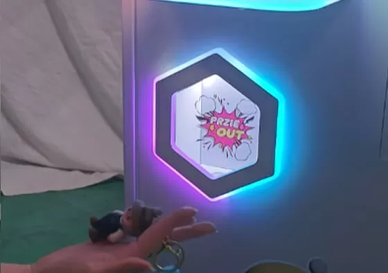 3. Targeted Prize Campaign: Operators can highlight certain high-value or themed prizes using internal lighting or markers, encouraging players to aim for special rewards during promotions.