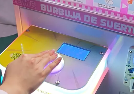 1. Precision Lift Challenge: Players carefully position the claw from below to lift and retrieve specific prizes, testing steady hand control and spatial judgment.