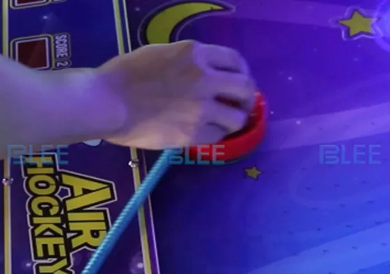 1. Instant Battle, Drop-in Play: No waiting needed. Insert coins to instantly challenge a friend. The system automatically assigns the puck, launching a fast-paced two-player duel where each round las...