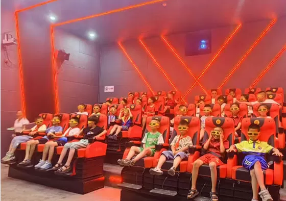 2. Horror Encounter Mode: A spine-chilling experience where players face zombies, ghosts, or monsters in dark environments, with sudden motion surges and surprise effects that maximize fear and excitement.