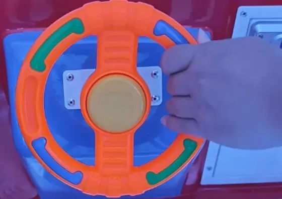 2. Interactive Commander Challenge (Game Version): Young soldiers engage with touch-based games on the LCD screen, earning scores and rewards while enjoying the physical ride experience.