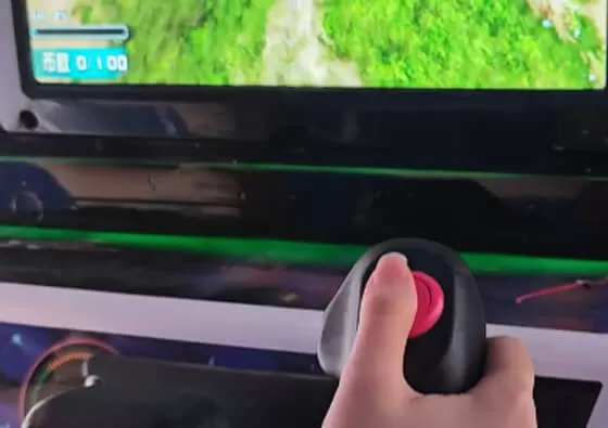 2. Music and Animation Entertainment: The MP5 display plays engaging content including flight-themed videos and upbeat children's songs throughout the ride.