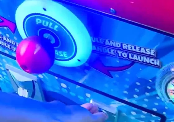 1. Head-to-Head Duel: Two players face off in a direct match. The first to reach a set number of goals wins, earning a significant ticket bonus, while both players earn tickets per goal.