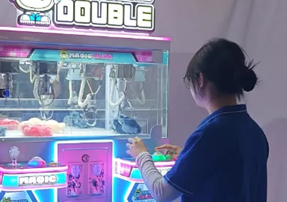 2. Team Battle Mode: Players form two teams of two, combining their scores from controlled claws to compete against the opposing team, fostering cooperation and strategy.