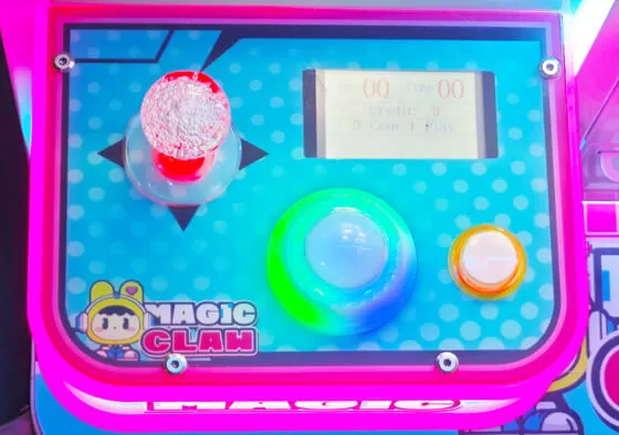 1. Free-for-All Competition: All four players compete simultaneously, each aiming to capture the most or highest-value prizes within a set time limit.