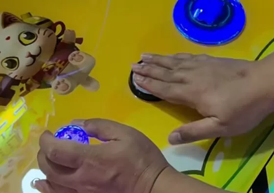 2. Combo Chain Battle: Focus on forming specific fruit combinations (e.g., three of a kind); achieving chains grants extra tickets.