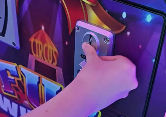 1. Multiplayer Competition: Three players simultaneously spin to compete for high scores