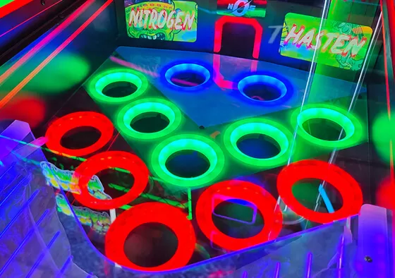 3. Jackpot Challenge: Players strategically aim for the center hole to activate speed multipliers.