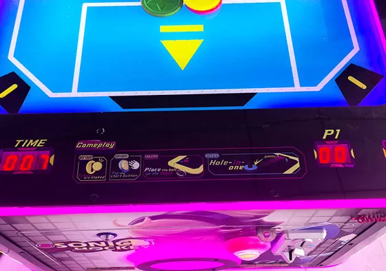 1. Instant Battle, Drop-in Play: No waiting needed. Insert coins to instantly challenge a friend. The system automatically assigns the puck, launching a fast-paced two-player duel where each round las...