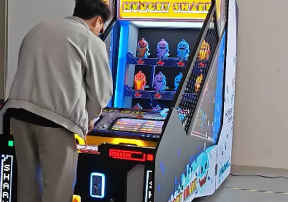 2. Moving Target Bonus Round: A special mode where the shark moves faster or appears in different locations, offering higher point values and testing advanced aiming skills.