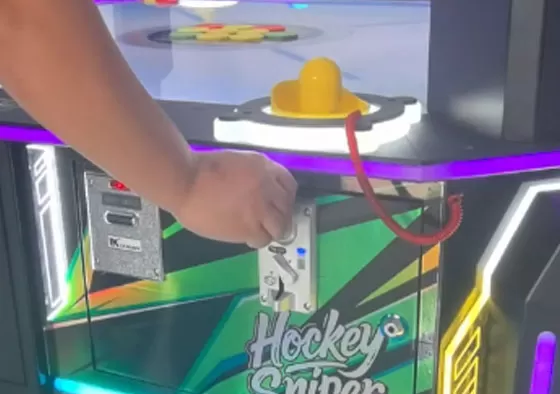 1. Instant Battle, Drop-in Play: No waiting needed. Insert coins to instantly challenge a friend. The system automatically assigns the puck, launching a fast-paced two-player duel where each round las...