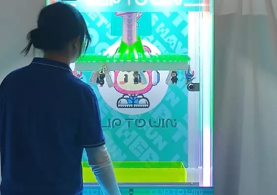 1. Classic Claw Challenge: Players maneuver the claw to pick up prizes within a time limit, testing precision and timing in the traditional arcade format.