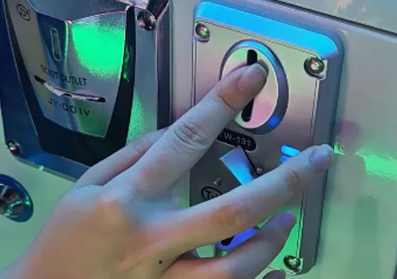 1. Instant Battle, Drop-in Play: No waiting needed. Insert coins to instantly challenge a friend. The system automatically assigns the puck, launching a fast-paced two-player duel where each round las...