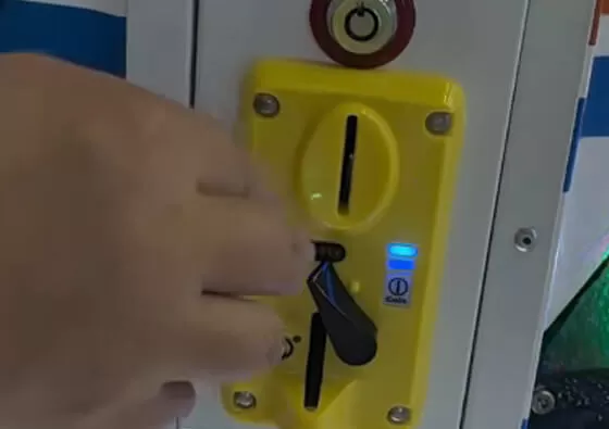 1. Insert Coins to Activate: Simply insert the required number of coins into the acceptor to power on the machine and prepare for ride selection.